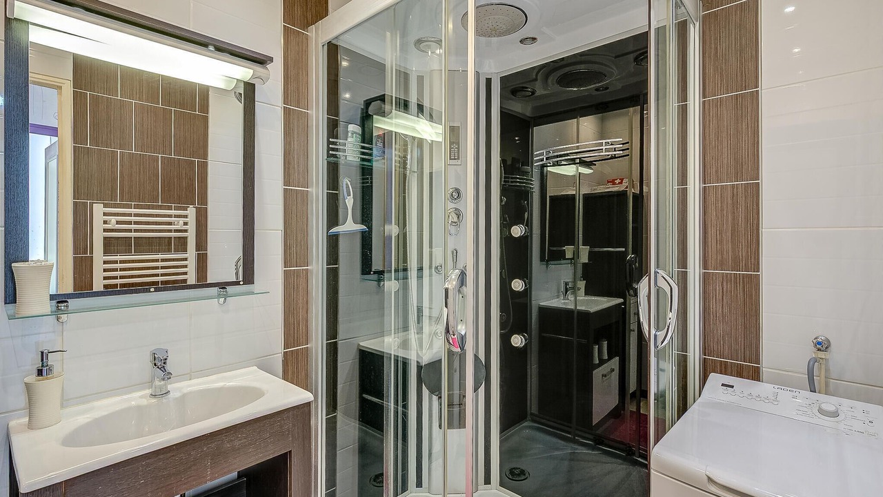 Photo of Bathroom in Plateau — Pyramide