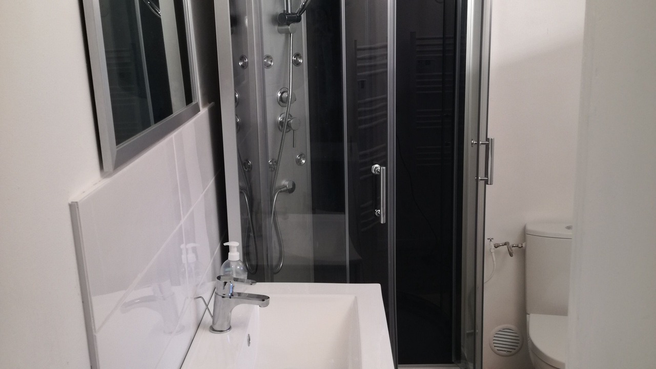 Photo of Bathroom in Courlancy