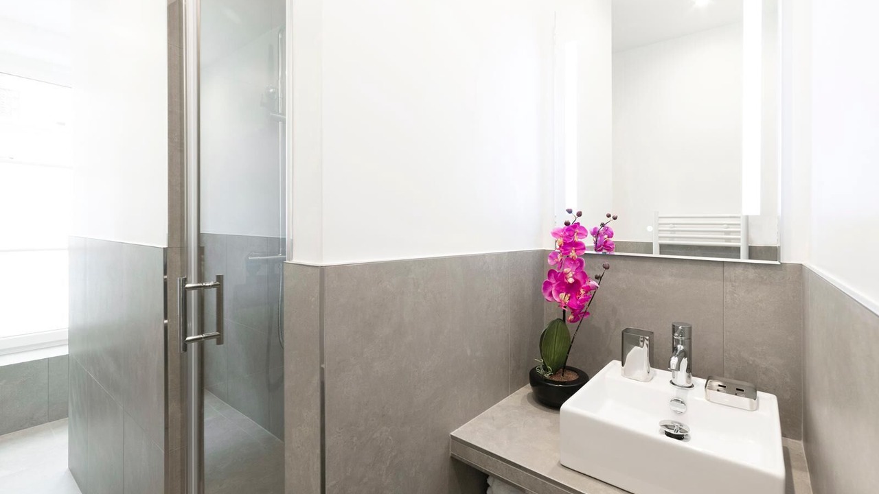 Photo of Bathroom in 2nd Arrondissement