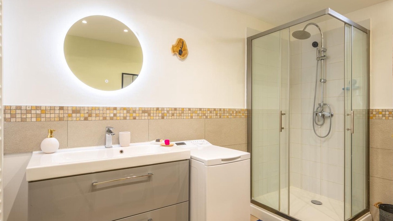 Photo of Bathroom in Royallieu Village