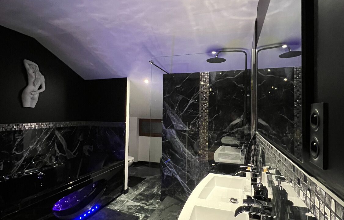 Photo of Bathroom in La Ville-du-Bois