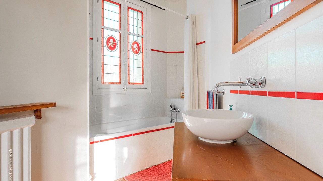 Photo of Bathroom in Eaubonne