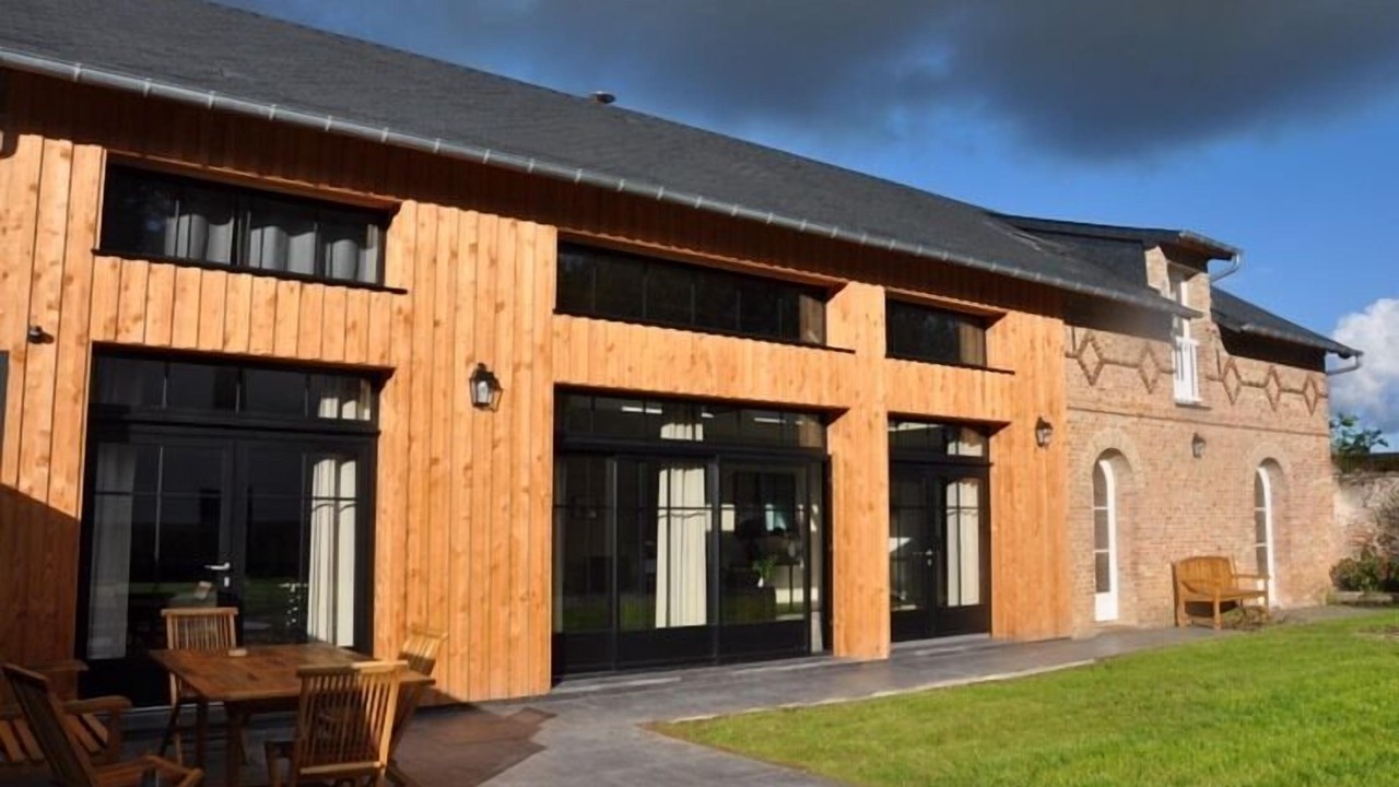 Photo of Outdoor in Le Titre