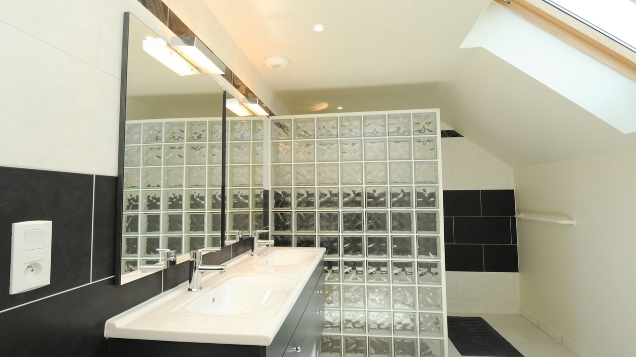 Photo of Bathroom in Glaire