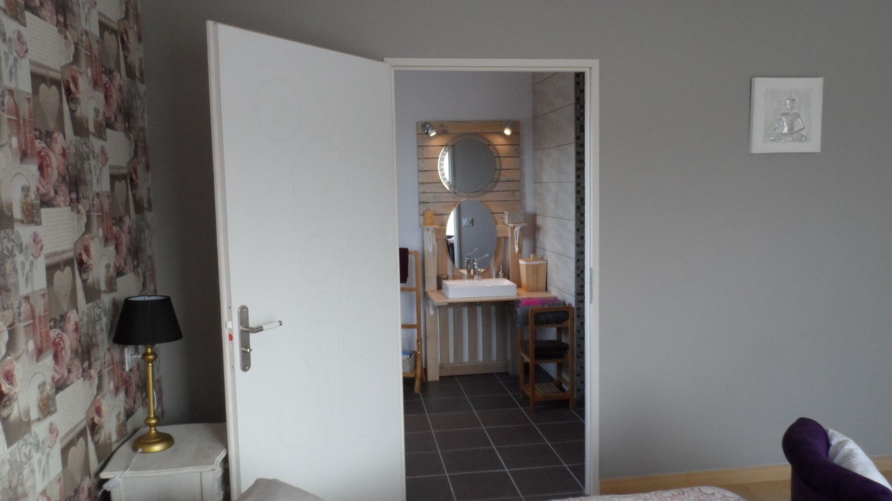Photo of Bedroom in Arrest