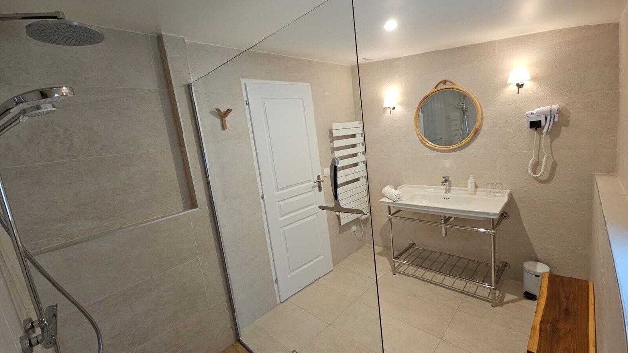 Photo of Bathroom in Saint-Quentin-en-Tourmont
