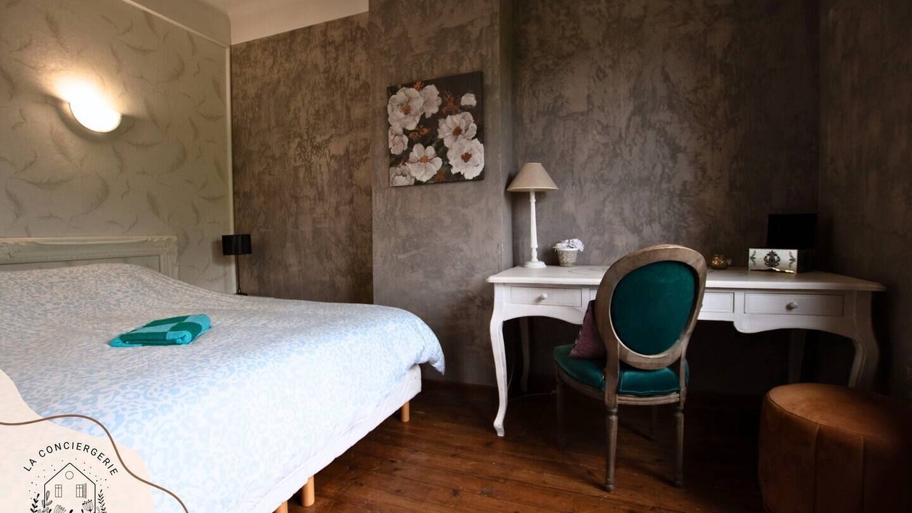 Photo of Bedroom in Lens