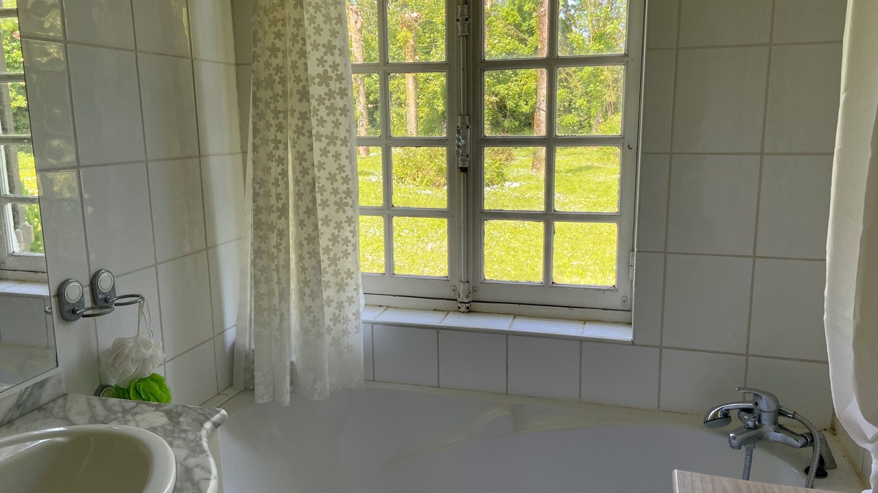 Photo of Bathroom in Tours-en-Vimeu