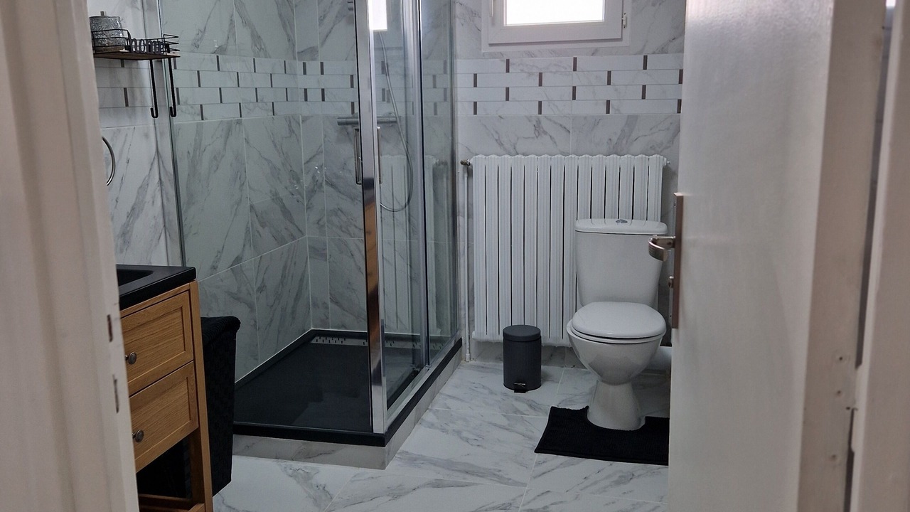 Photo of Bathroom in Courtry