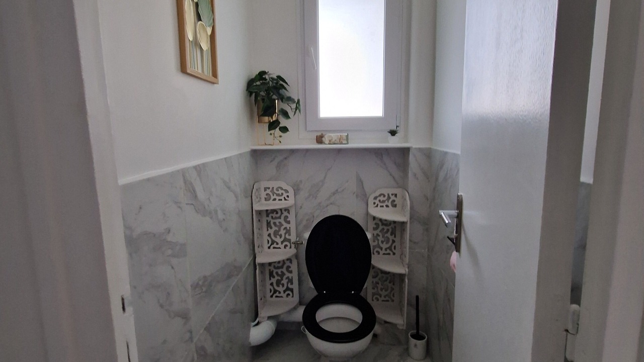 Photo of Bathroom in Courtry