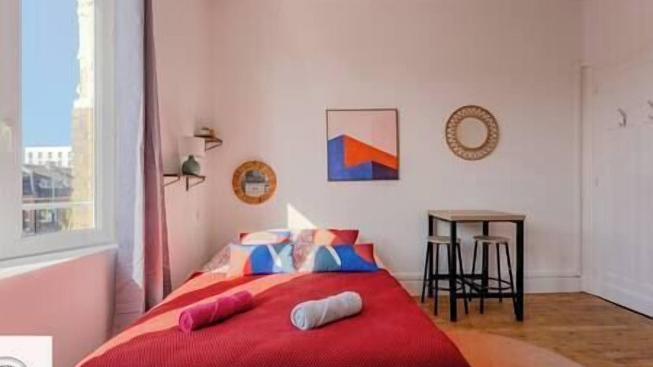 Photo of Bedroom in Lens