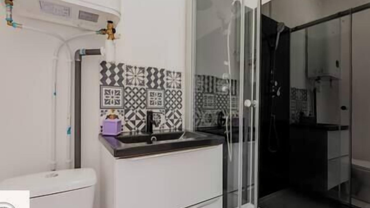 Photo of Bathroom in Lens