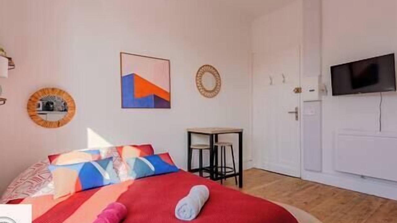 Photo of Bedroom in Lens