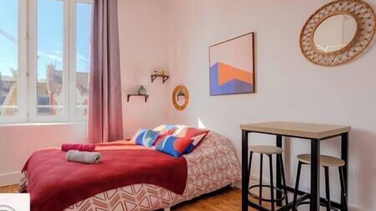 Photo of Bedroom in Lens