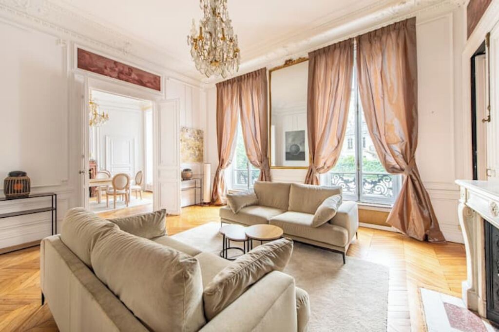 Photo of Livingroom in 8th Arrondissement