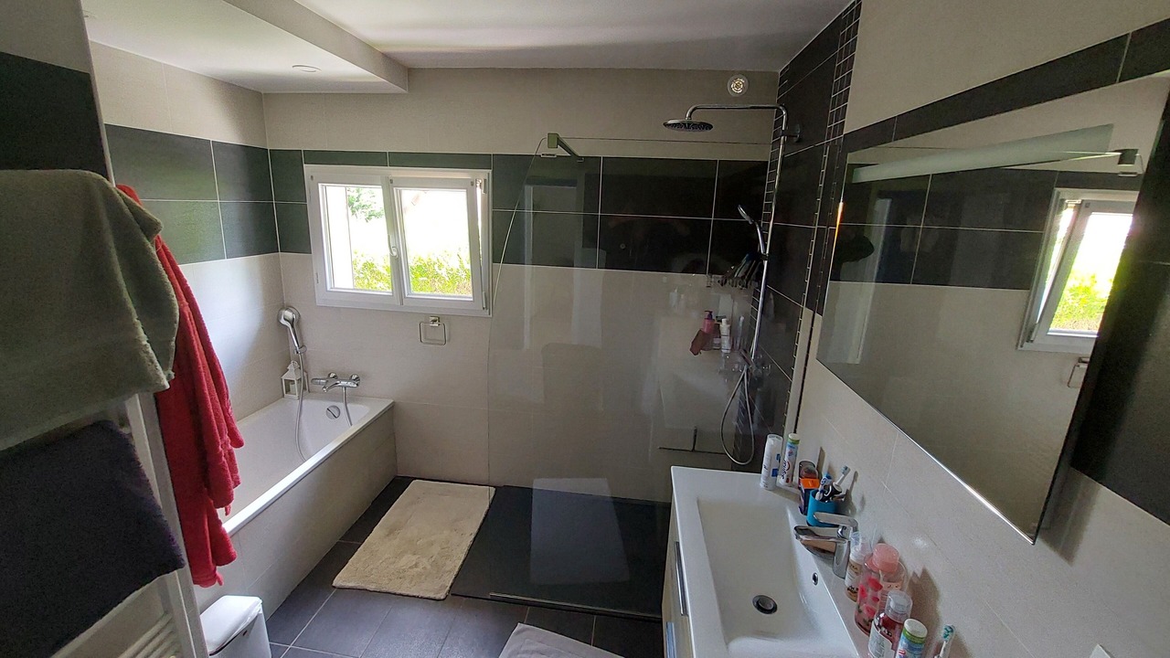 Photo of Bathroom in Verneuil-sur-Seine