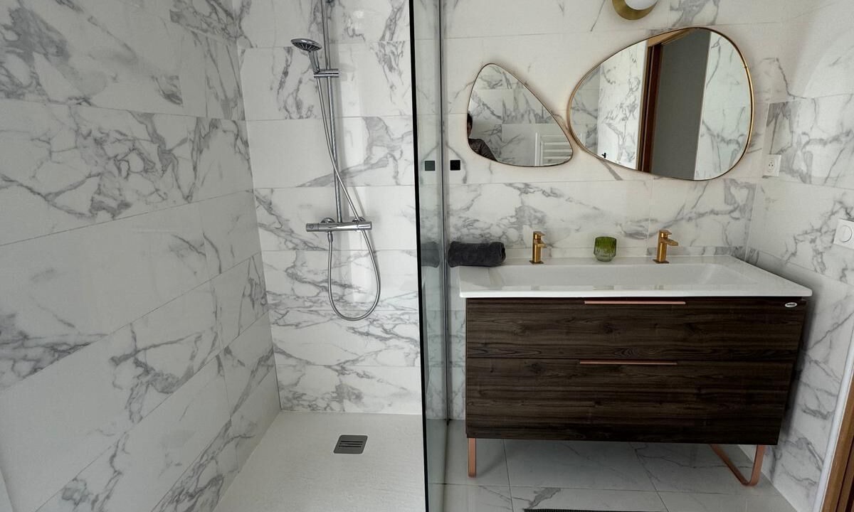 Photo of Bathroom in Centre