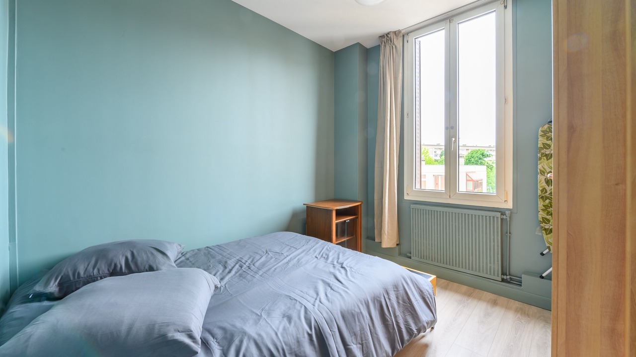 Photo of Bedroom in Stains