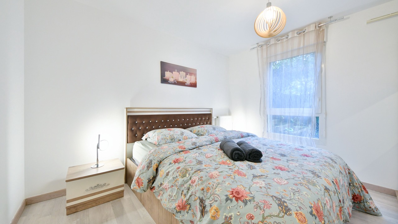 Photo of Bedroom in Stains