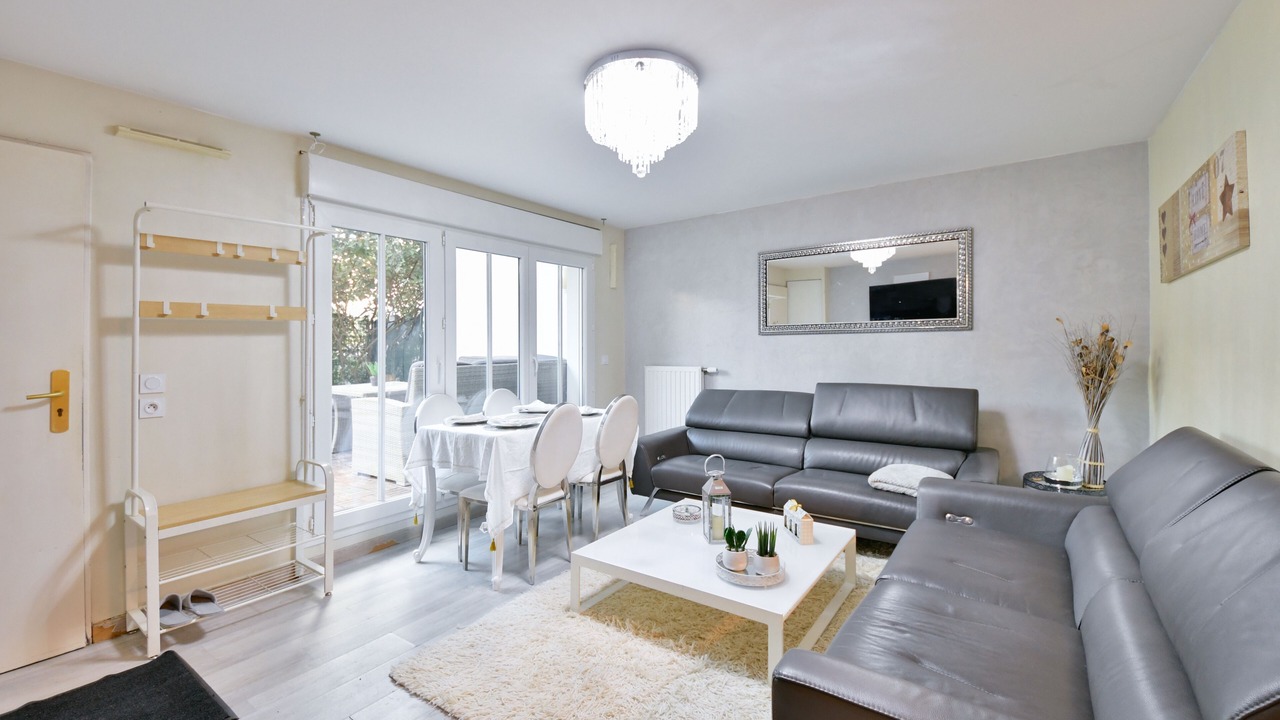 Photo of Livingroom in Stains