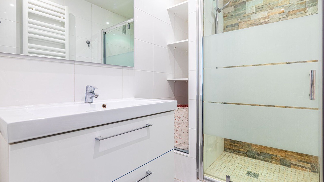 Photo of Bathroom in Quartier Saint-Ambroise