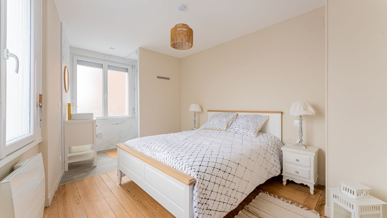 Photo of Bedroom in Lens