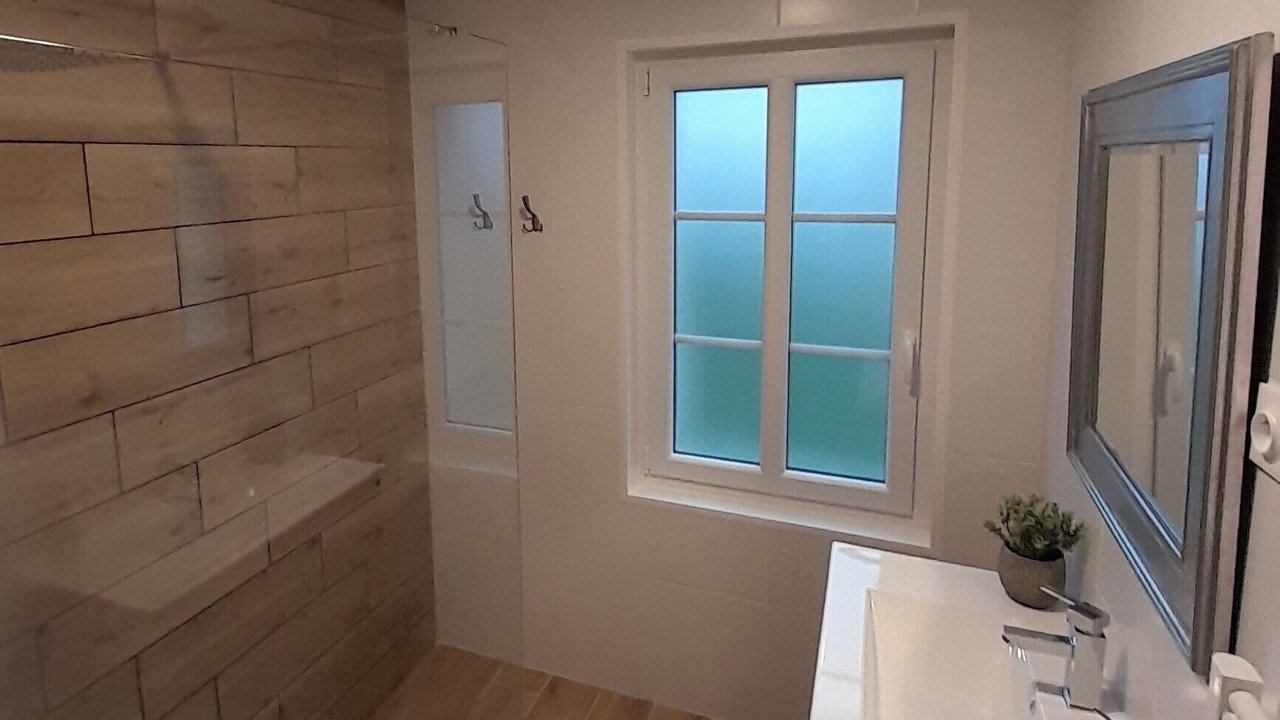 Photo of Bathroom in Rue
