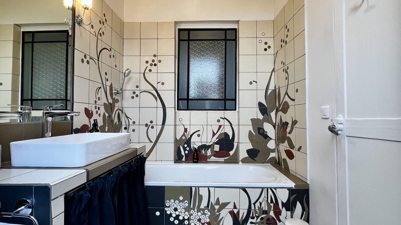 Photo of Bathroom in Les Lilas
