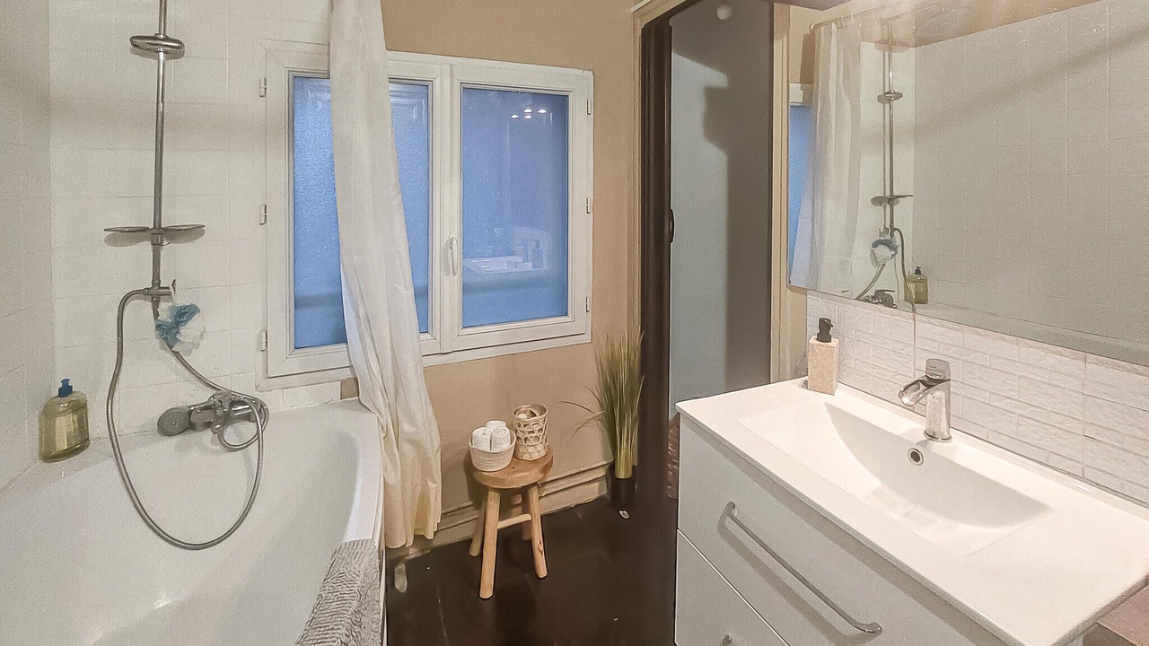 Photo of Bathroom in Joinville-le-Pont