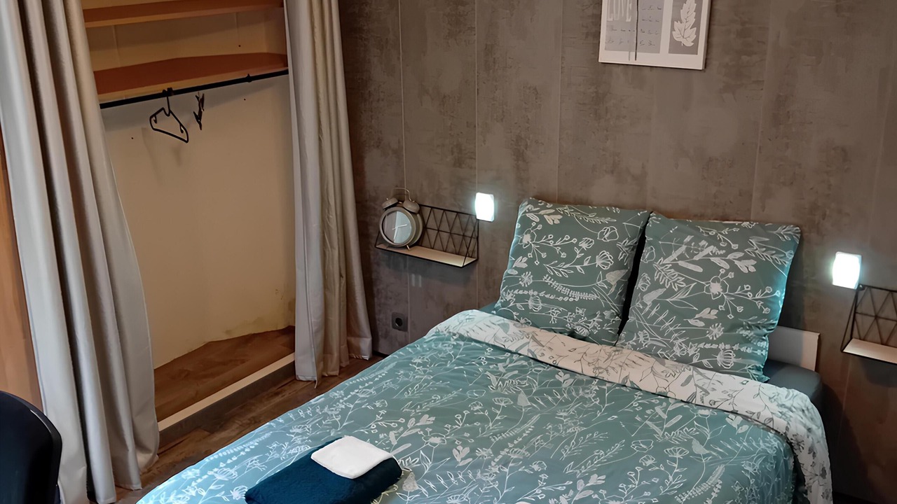 Photo of Bedroom in Elancourt
