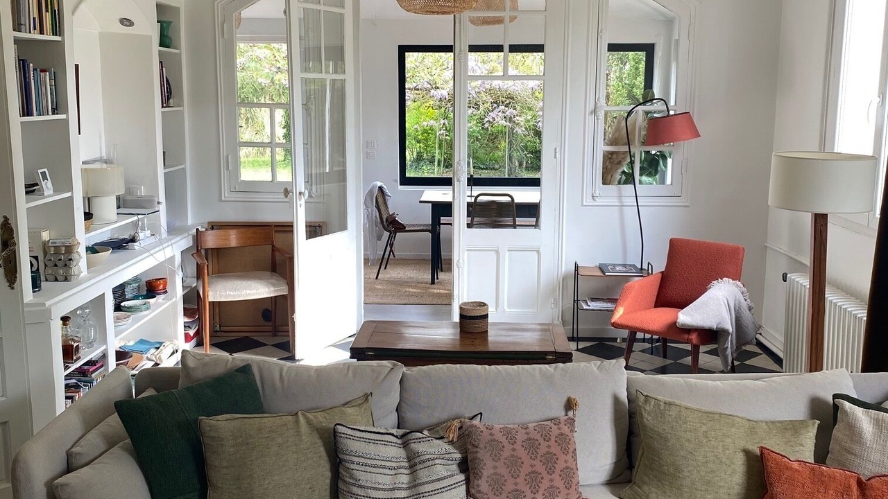 Photo of Livingroom in Poses