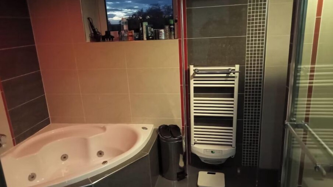 Photo of Bathroom in Theding