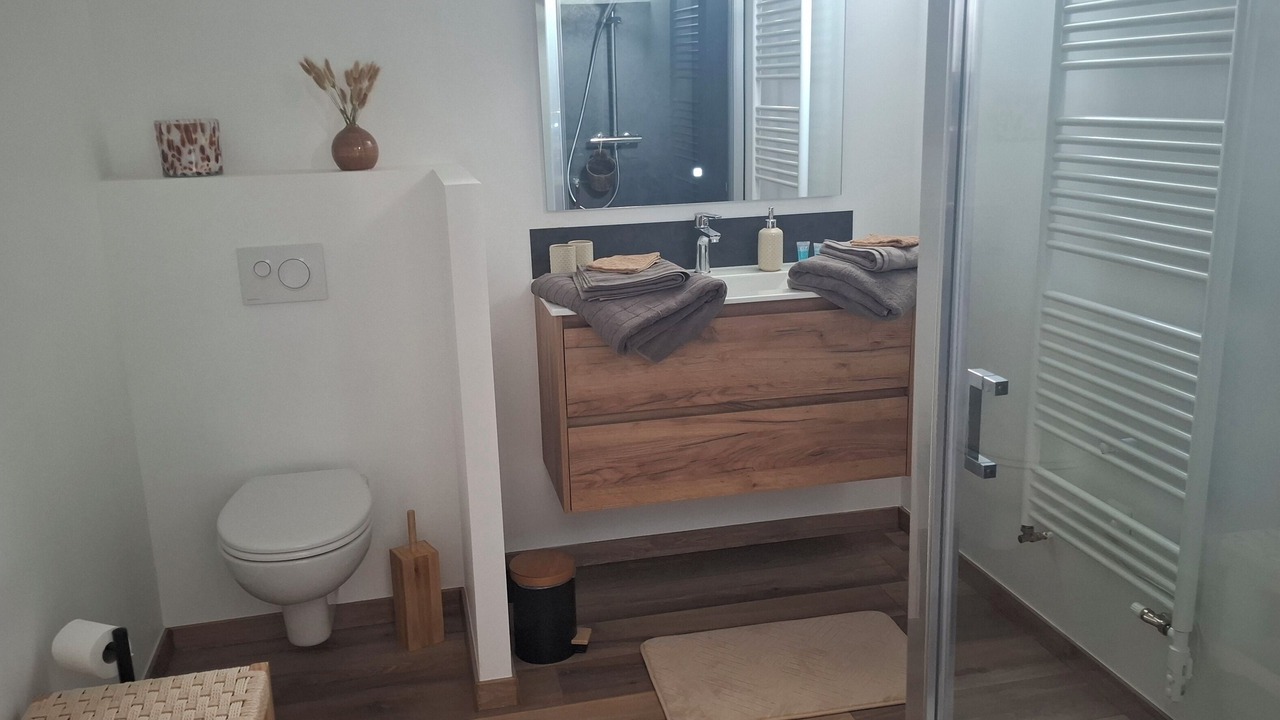 Photo of Bathroom in (le) Mesnil Hue