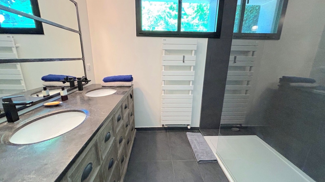 Photo of Bathroom in Les Mesnuls