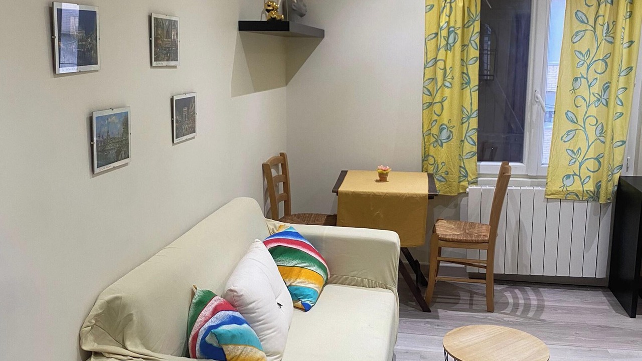 Photo of Livingroom in Stains