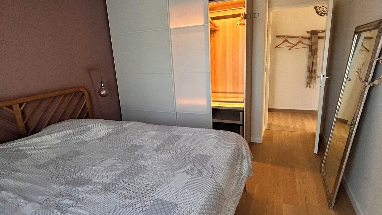 Photo of Bedroom in Stains