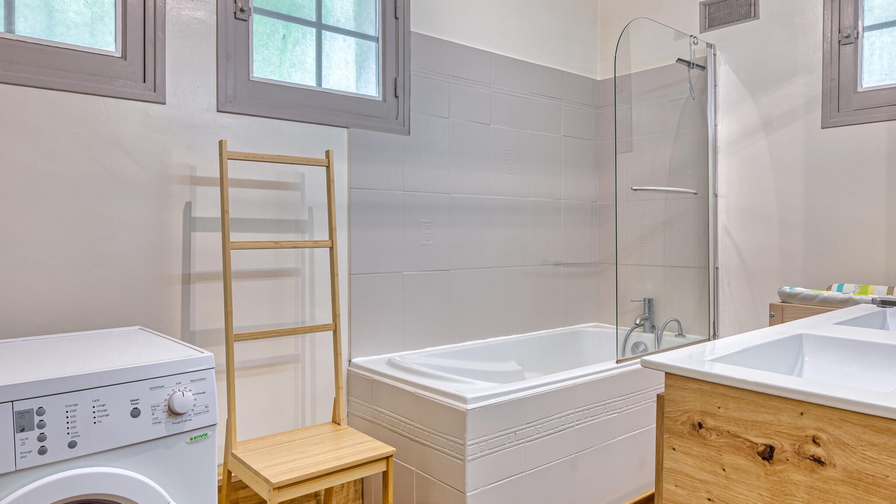 Photo of Bathroom in Catenay