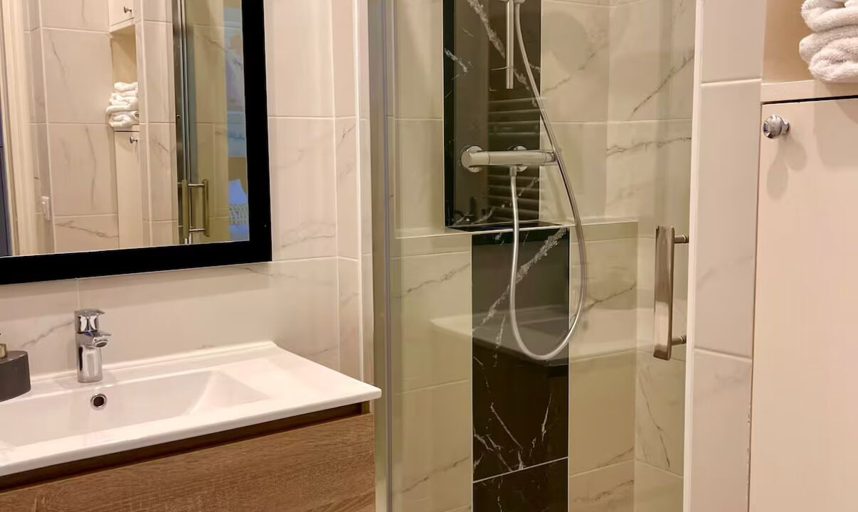 Photo of Bathroom in L'Economie