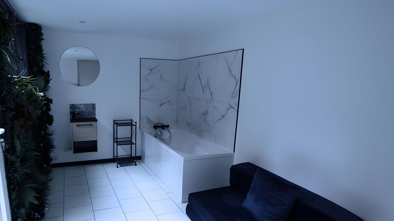 Photo of Bathroom in Lens