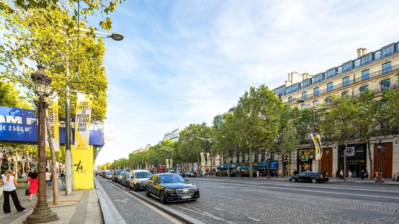 Photo of Others in Champs-Elysees