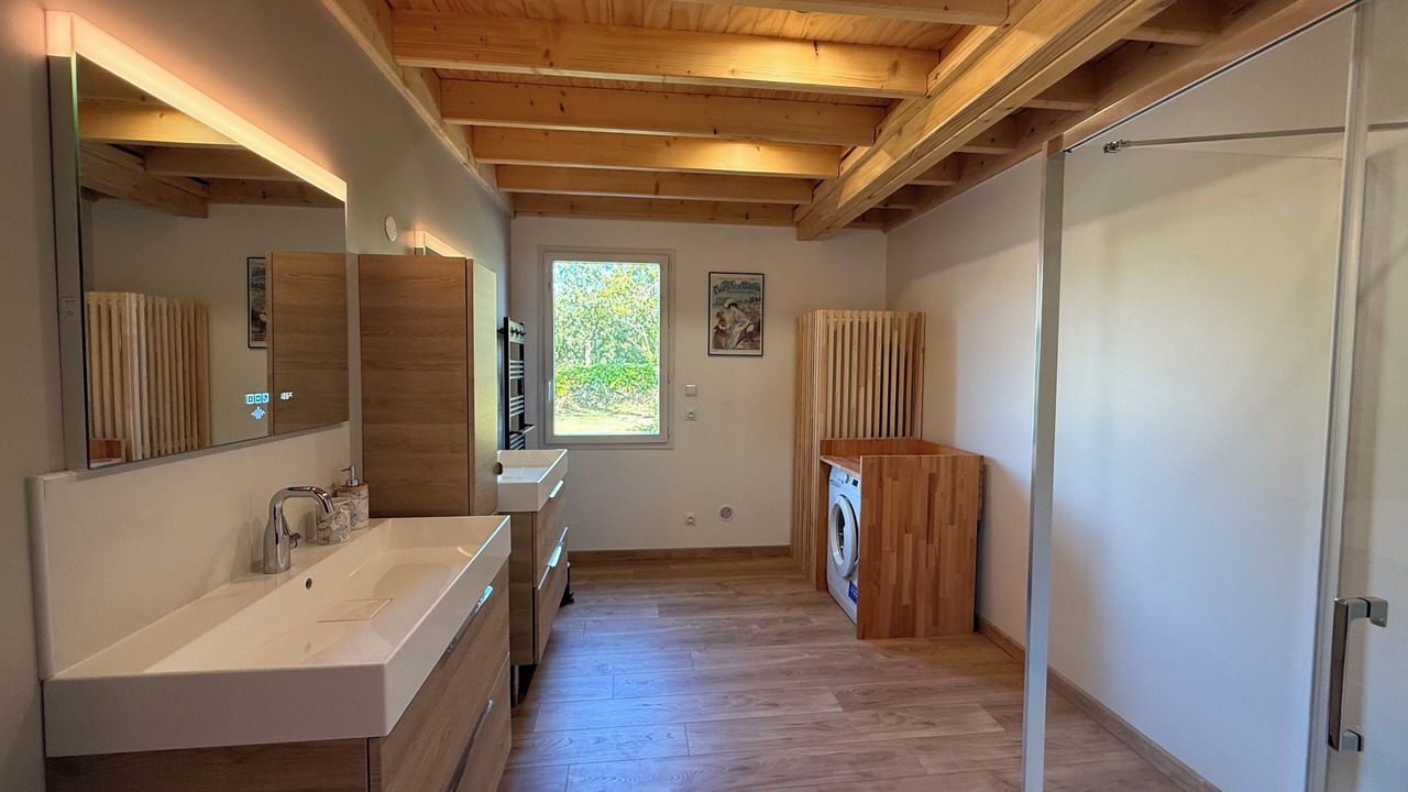 Photo of Bathroom in Arrest