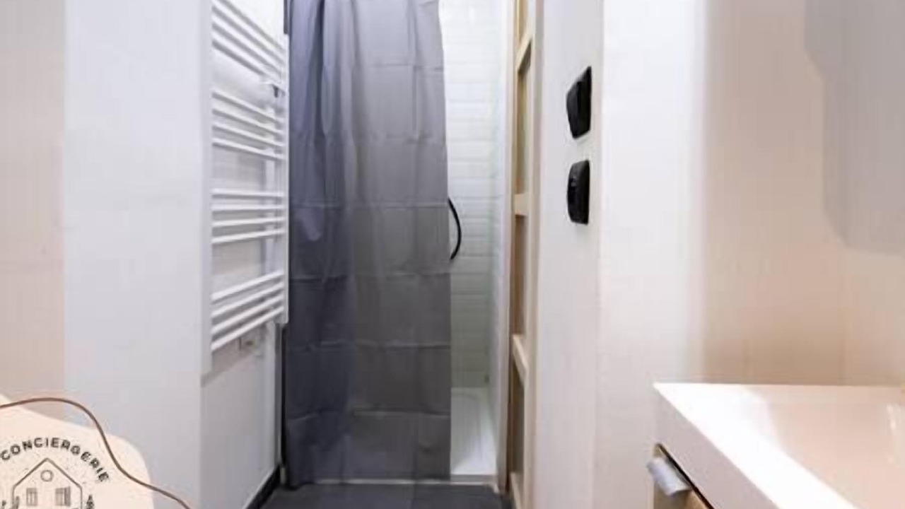 Photo of Bathroom in Lens