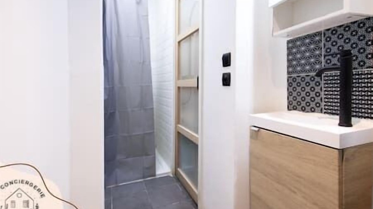 Photo of Bathroom in Lens
