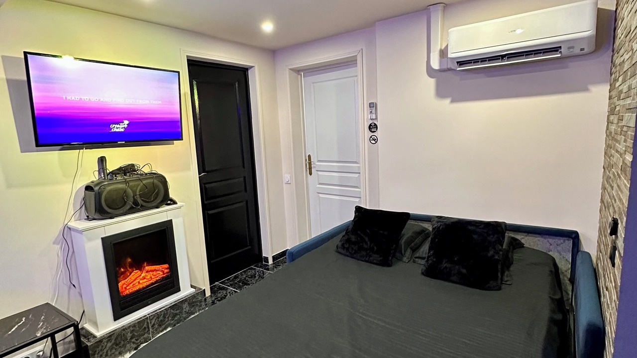 Photo of Bedroom in Villeneuve-le-Roi