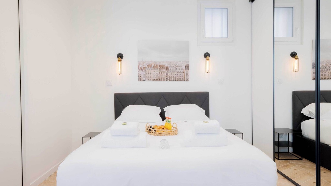 Photo of Bedroom in Republique–Point-du-Jour