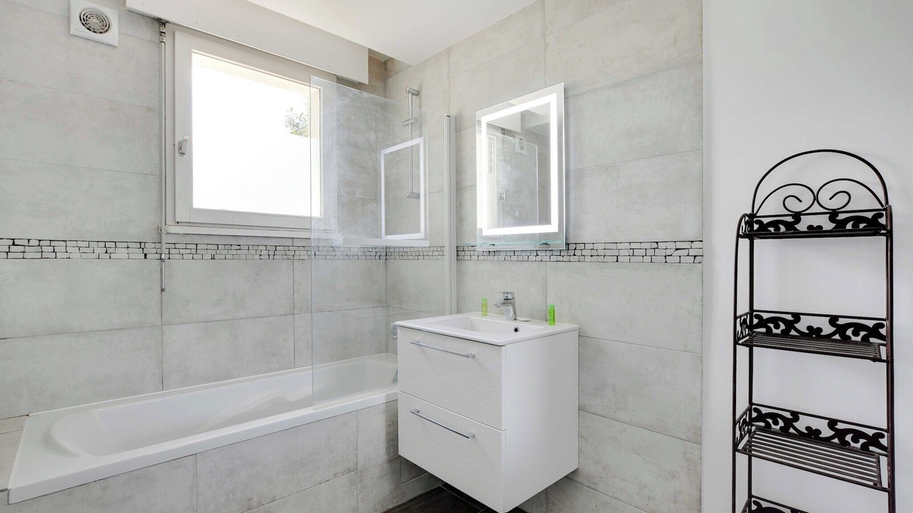 Photo of Bathroom in Orly