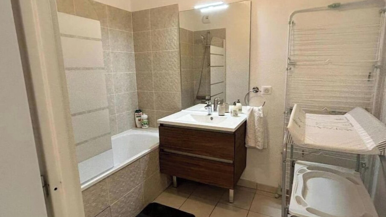 Photo of Bathroom in Drancy Centre