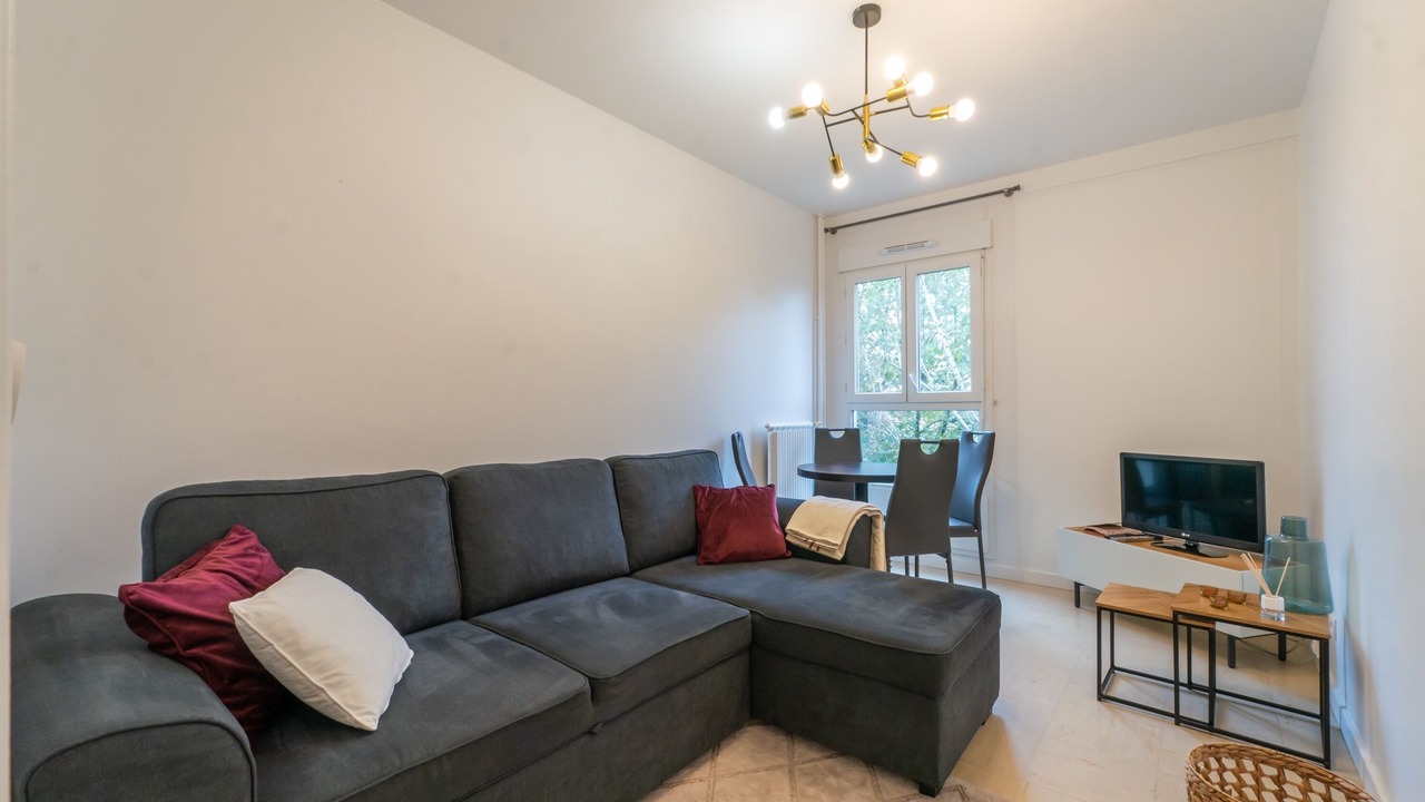 Photo of Livingroom in Stains