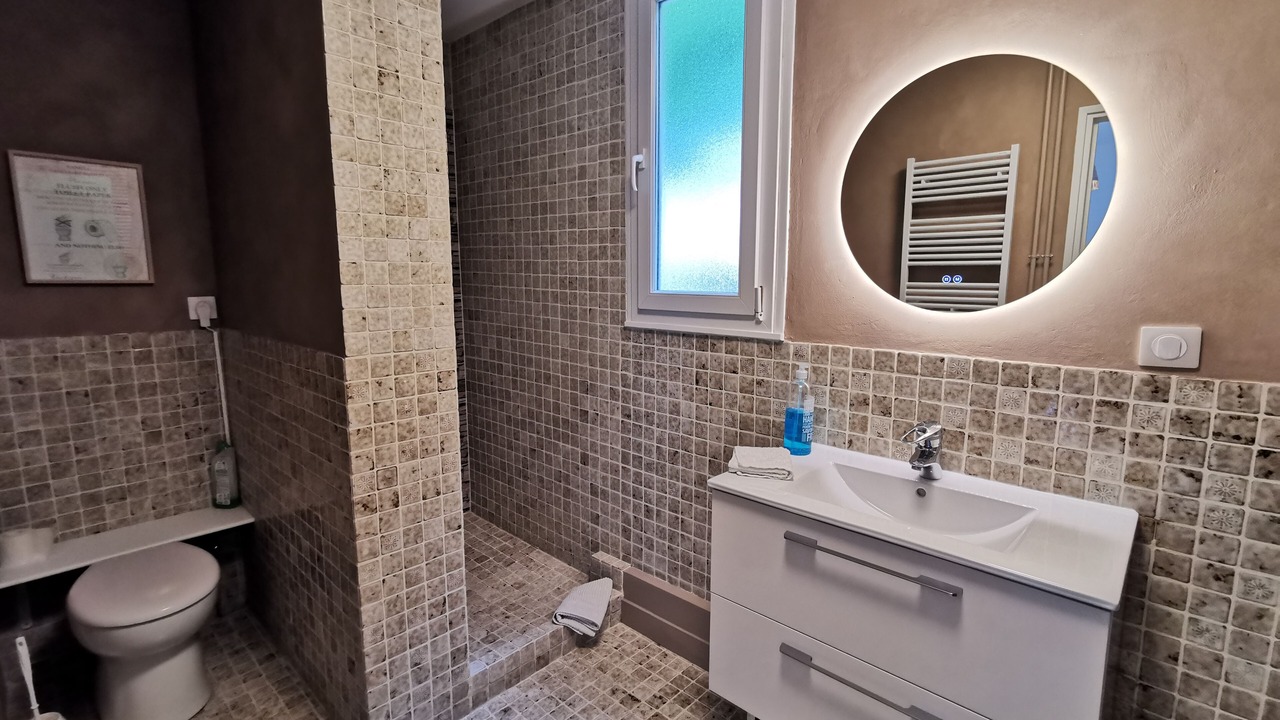 Photo of Bathroom in Sault-Saint-Remy