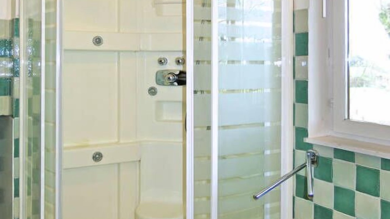 Photo of Bathroom in Arelaune-en-Seine